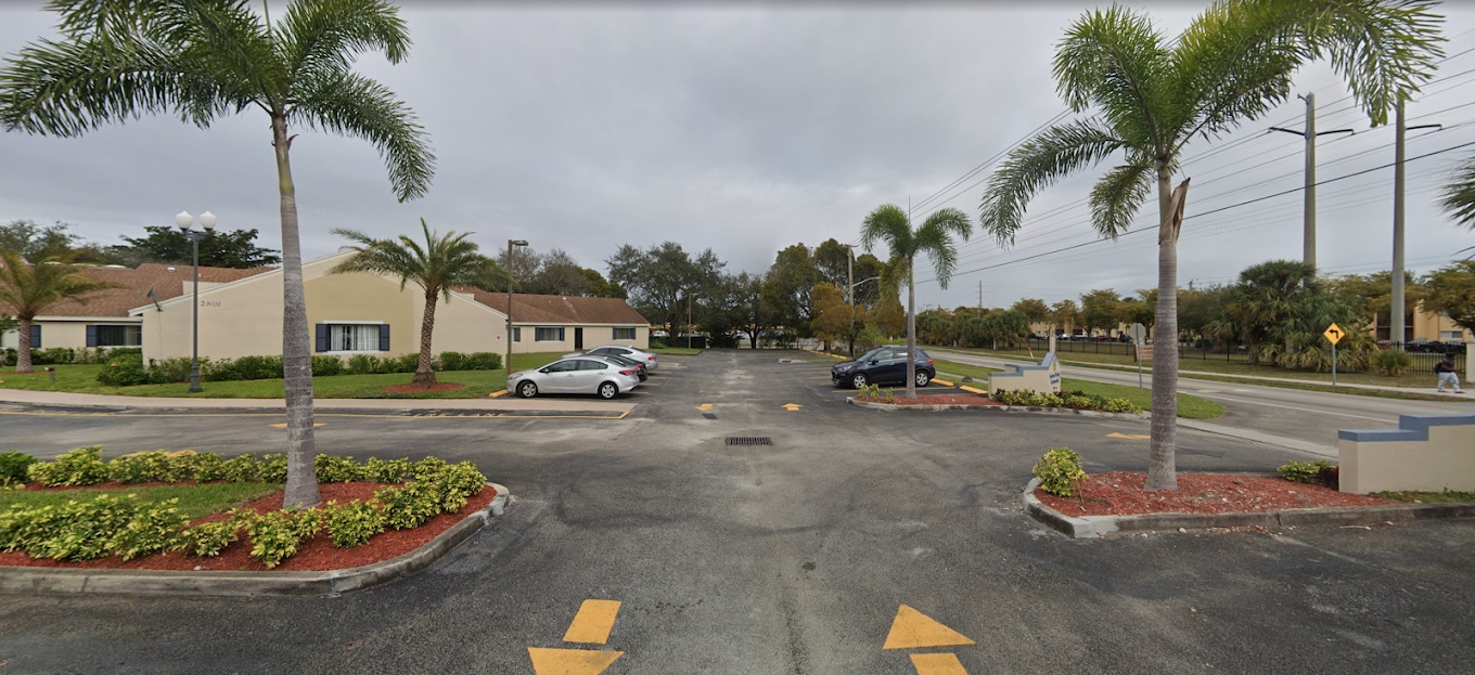 Beautiful courtyard garden at Colonial Gardens Residences — senior care near Sunrise and Tamarac, FL